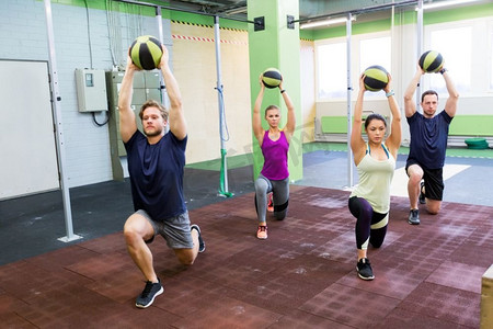 健身、运动和锻炼的概念--在健身房进行药球训练的人群。在健身房进行药球训练的一群人