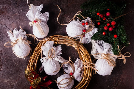 白色蕾丝和绳子的复古纺织品圣诞小玩意儿。复古纺织品圣诞装饰品