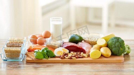 食品展板摄影照片_健康饮食和饮食概念-餐桌上的天然食物。餐桌上的天然食品