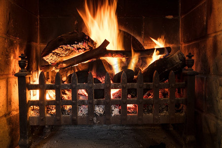 在传统的乡村壁炉中燃烧的木材火