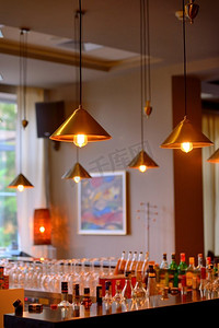爱迪生灯泡摄影照片_酒吧里挂着爱迪生的复古灯泡