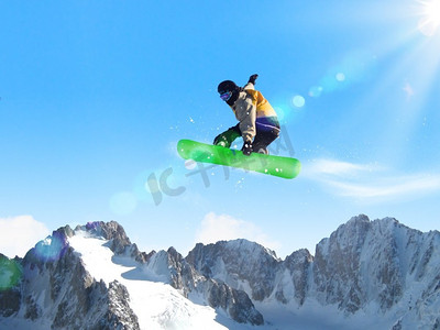跳跃单板滑雪运动员。滑雪板上的人在空中跳跃。暑假