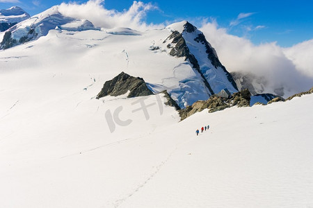 新西兰一群人走在新西兰山区的雪