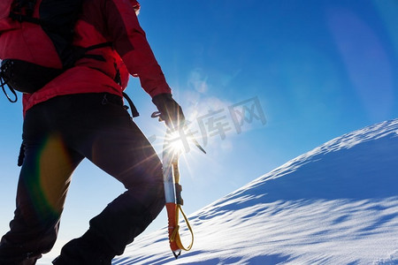 冰川运动摄影照片_极限冬季运动：登山者在阿尔卑斯山积雪的山顶上。理念：决心、成功、勇敢。