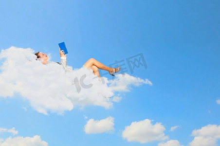 躺在云端的女商人。女商人拿着书躺在云上的形象