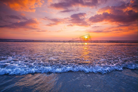 美丽的海上落日。美丽的海景伴随着即将到来的海浪，没有夕阳的天空