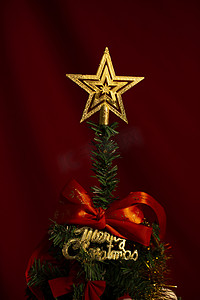 圣诞节圣诞树平安夜红底图纯色礼物蝴蝶结金色字母牌