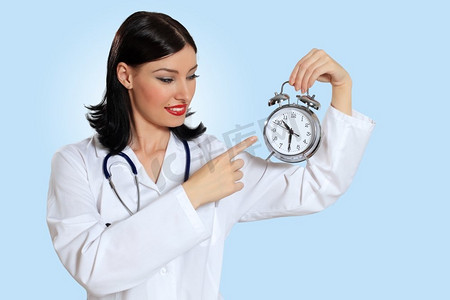 带着钟表的年轻女医生。幸福成功的年轻女医生拿着时钟的肖像