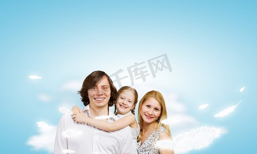 真实云层摄影照片_幸福之家。幸福的母亲、父亲和女儿全家福
