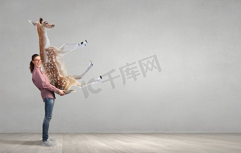 足够精彩摄影照片_有趣的年轻女孩手里拿着鹿的动物。我足够坚强