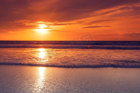 冲浪海上摄影照片_美丽的海上落日。美丽的海景伴随着即将到来的海浪，没有夕阳的天空
