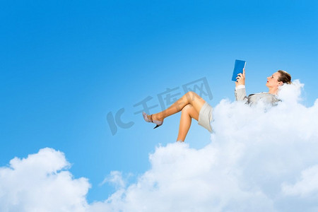 躺在云端的女商人。女商人拿着书躺在云上的形象