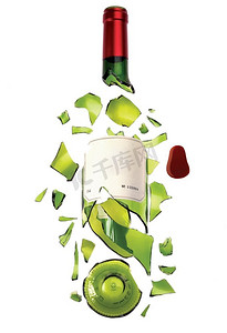 一种由绿色透明玻璃制成的葡萄酒，上面有标签，红色顶部碎成碎片。