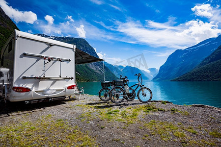 家庭度假旅行，汽车之家度假之旅，大篷车度假。挪威自然风光秀丽。