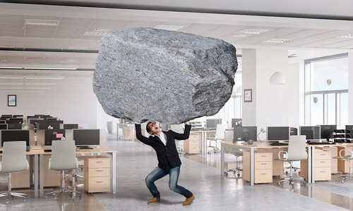 他有足够的力气去做这件事。办公室里的年轻人将石头举过头顶