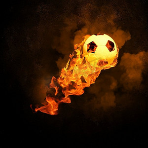 足球着火了。黑色背景下的足球在火焰中的图像