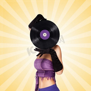 卡通女人摄影照片_一张性感女孩的彩色照片，藏在一张紫色的LP微槽黑胶唱片后面，背景是彩色抽象卡通风格。