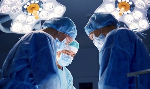 外科、医学和人的概念--医院手术室中的外科医生群体。医院手术室里的一群外科医生