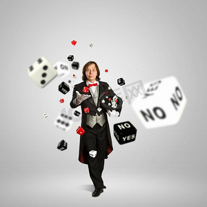 魔术师与骰子形象的魔术师在红色领结投掷骰子