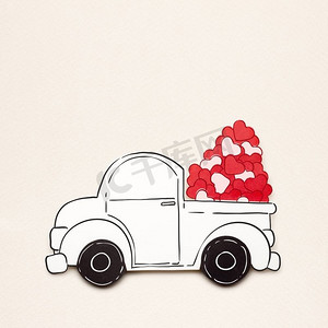 创意情人节概念照片的纸车与心灰色的背景。