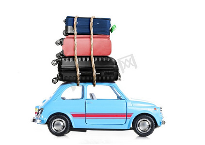 开车旅行。蓝色复古玩具车旅行箱。