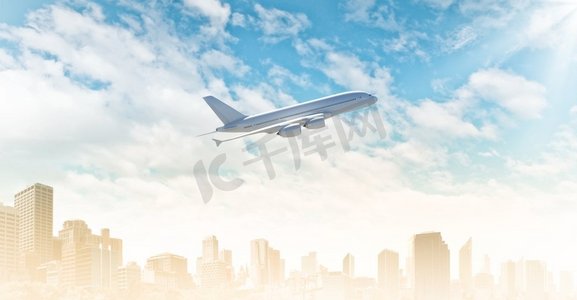 旅游业和运输业。飞机在现代城市上空的蓝天中飞行