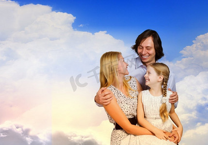 幸福之家。坐在云上的母亲、父亲和女儿幸福的家庭