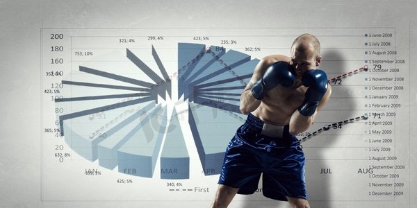动态图表摄影照片_为销售动态而战。黑色背景下的肌肉发达的拳击手，有图表