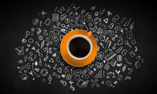 暗色鳖精摄影照片_喝咖啡的时间到了。咖啡杯俯视图和暗色背景下的草图