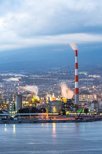静冈县富士山背景的日本工业工厂