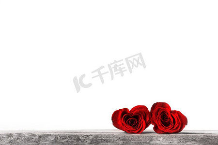 情人节，木质背景上的两朵心形红玫瑰