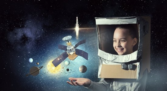 我将探索太空。可爱的孩子女孩与纸箱头盔在头上梦想成为宇航员