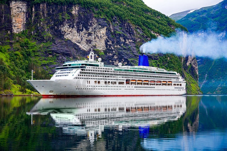 挪威盖朗格峡湾的邮轮