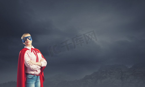 年轻自信的女人，穿着红色斗篷，戴着面具。她是女超人