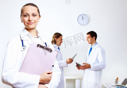医务室背景摄影照片_友好的年轻女医生在医务室穿着制服