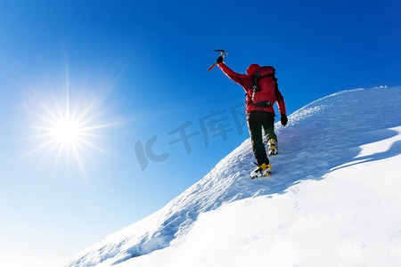 极限冬季运动：登山者登上阿尔卑斯山积雪的山峰