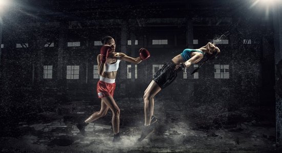 拳击手摄影照片_女子终极格斗。两个年轻漂亮的女人在荒凉的建筑里拳击。混合介质