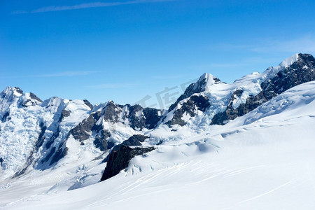 大山摄影照片_雪山。白雪皑皑，蓝天晴朗的山景
