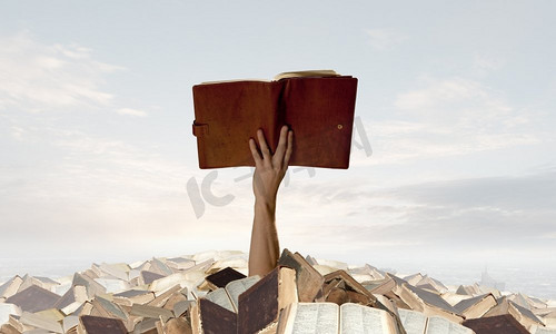 手拿着书从一堆旧书中伸出来。图书搜索