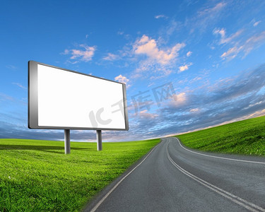 广告海报摄影照片_空白的白色广告牌上的乡村道路的边缘