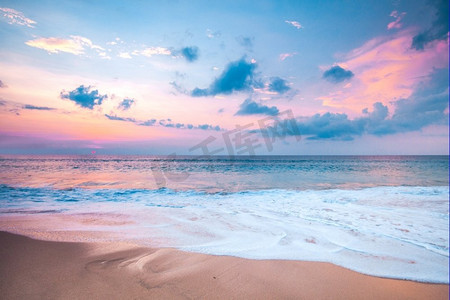 美丽的海上日落。美丽的景色在海上与未来冲浪波unsed日落天空