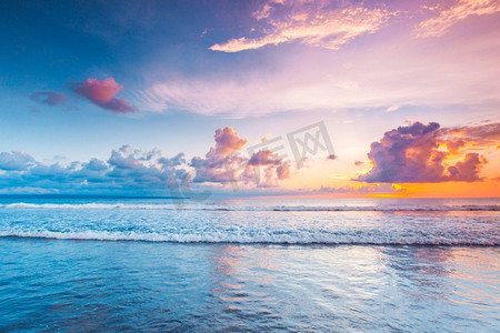 水波浪摄影照片_巴厘岛、塞米尼亚克、双六海滩的海上日落