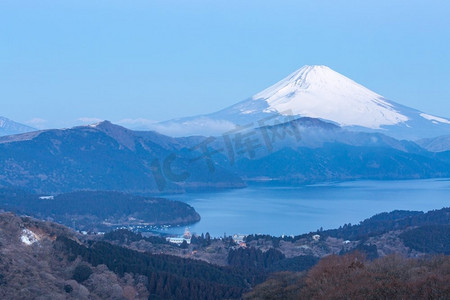 箱根湖冬日里的富士山