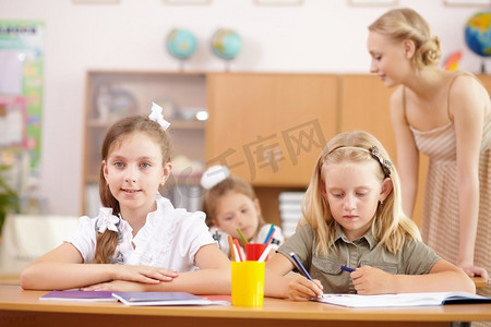 小女孩坐在和学习在学校类