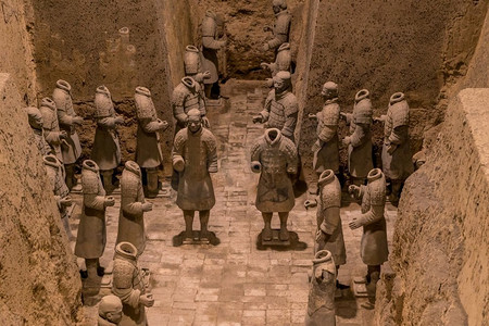 西安中国历史博物馆修复了兵马俑遗址。