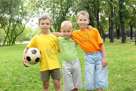 夏令营里的男孩们带着足球