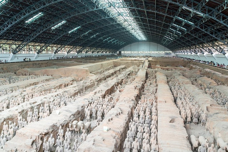 西安中国历史博物馆修复了兵马俑遗址。