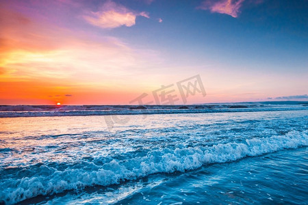 冲浪海上摄影照片_巴厘岛、塞米尼亚克、双六海滩的海上日落