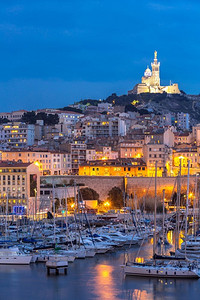 法国马赛，夜晚。巴黎圣母院（Notre Dame de la Garde）的著名欧洲海港景观