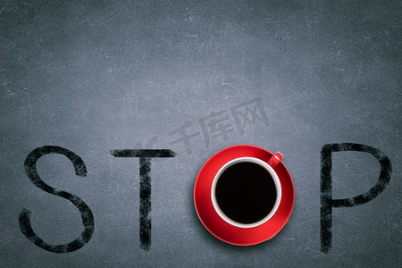 红色励志摄影照片_喝咖啡休息。单词以cup coffee而不是字母O结尾